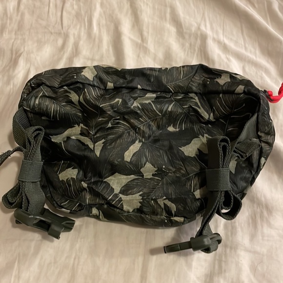 NWT Fanny Pack Stowaway Belt Bag - Picture 8 of 11